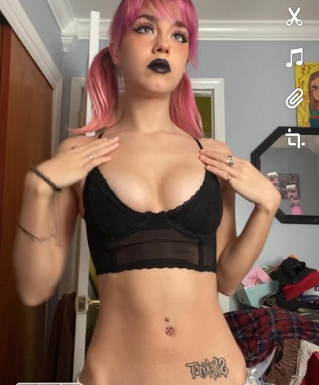 Foto di nudo di fuga di OnlyFans di Petitegothgirl
