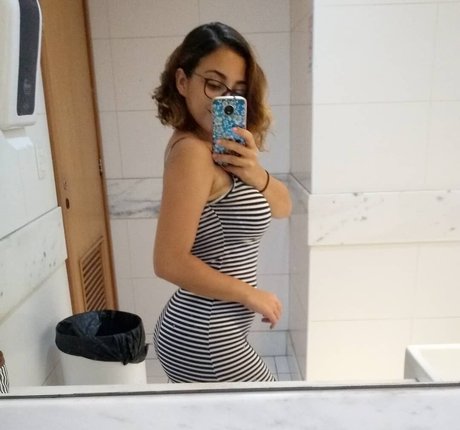 Foto di nudo di fuga di OnlyFans di Karinny