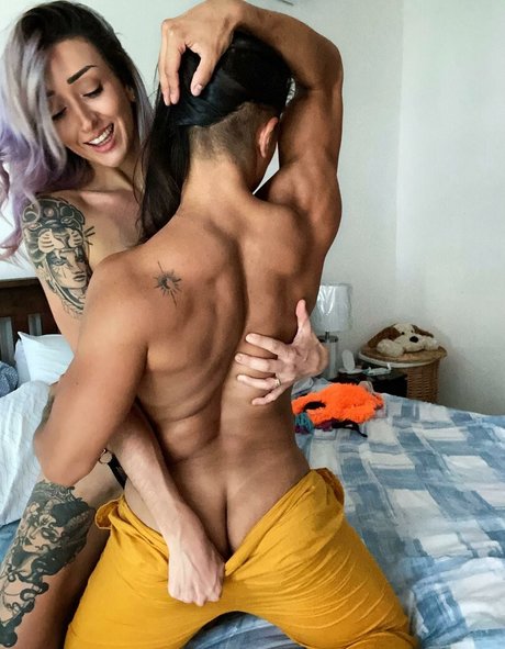 Foto di nudo di fuga di OnlyFans di Elikfitcouplegirls