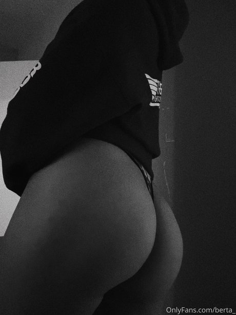 Foto di nudo di fuga di OnlyFans di Berta