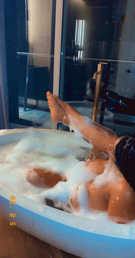 Foto di nudo di fuga di OnlyFans di Beatrixx