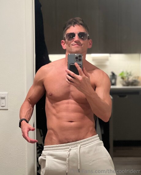 Foto di nudo di fuga di OnlyFans di Thecoolriderr