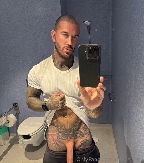 Foto di nudo di fuga di OnlyFans di Tobias Bleu