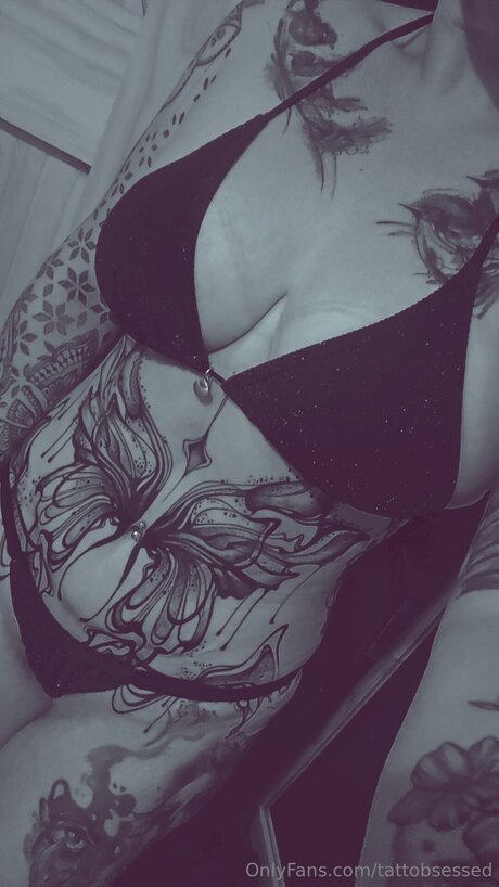 Foto di nudo di fuga di OnlyFans di Tattobsessed