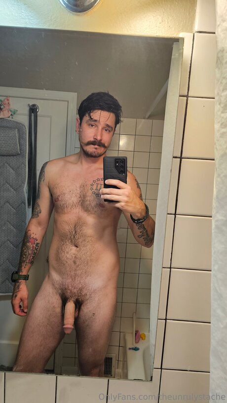 Foto di nudo di fuga di OnlyFans di Theunrulystache