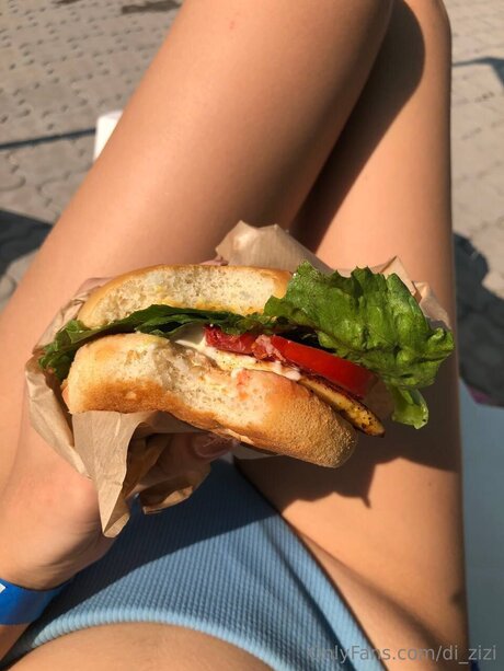 Foto di nudo di fuga di OnlyFans di Di Zizi