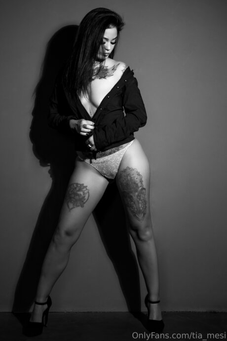 Foto di nudo di fuga di OnlyFans di Tia Mesi