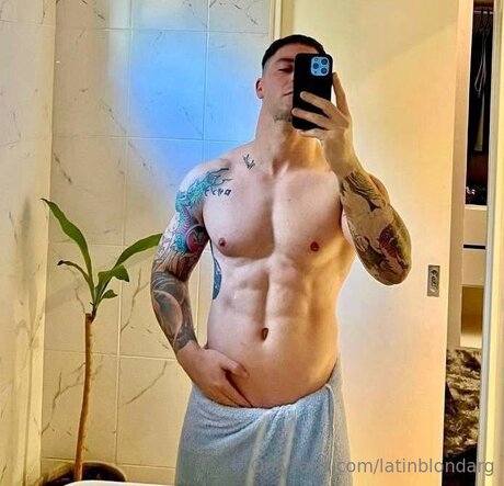 Foto di nudo di fuga di OnlyFans di Latinblondarg