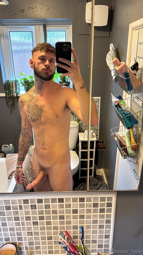 Foto di nudo di fuga di OnlyFans di Motor Hole