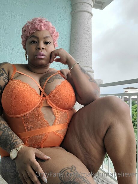 Foto di nudo di fuga di OnlyFans di Makehimabeliever