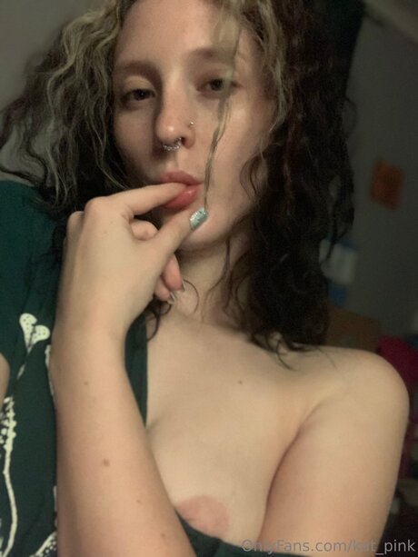 Foto di nudo di fuga di OnlyFans di Kat Pink
