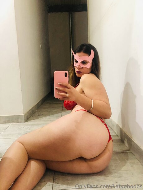 Foto di nudo di fuga di OnlyFans di Katyeboobs