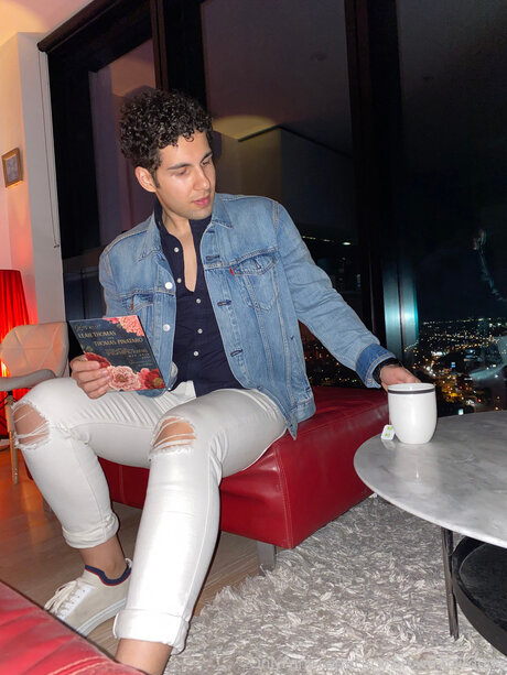 Curly Brown Hairdude