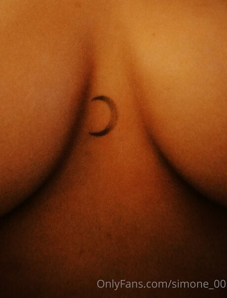 Foto di nudo di fuga di OnlyFans di Simone 00