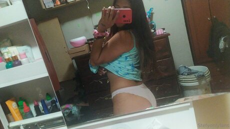 Foto di nudo di fuga di OnlyFans di Esteffany01