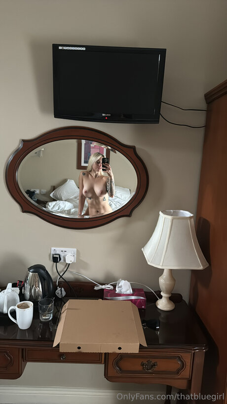 Foto di nudo di fuga di OnlyFans di Thatbluegirl
