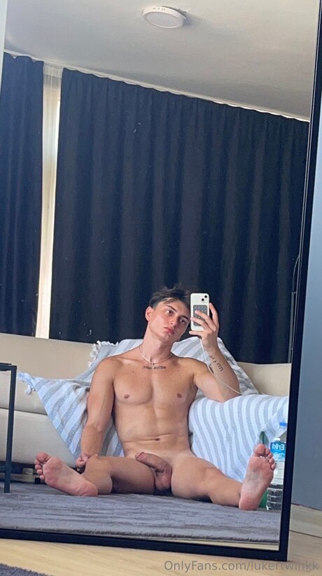 Foto di nudo di fuga di OnlyFans di Lukertwinkk