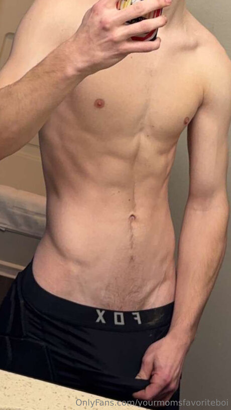 Foto di nudo di fuga di OnlyFans di Yourmomsfavoriteboi