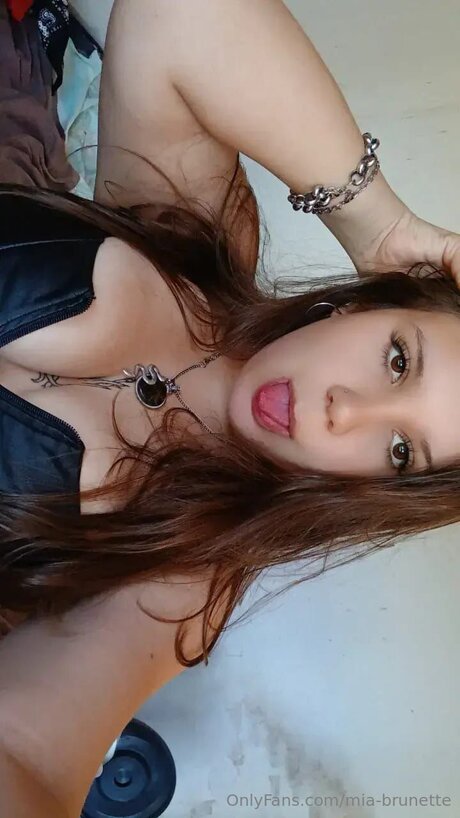 Mia Brunette