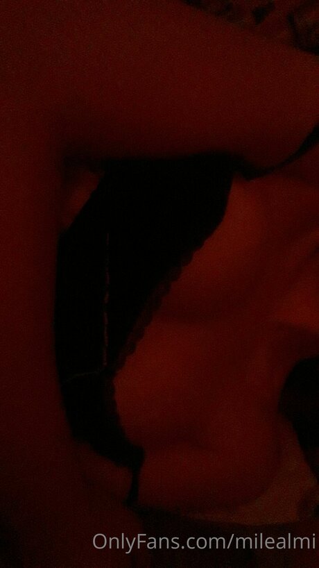 Foto di nudo di fuga di OnlyFans di Milealmi
