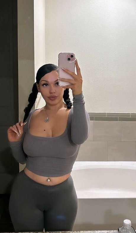 Foto di nudo di fuga di OnlyFans di Damndashaa