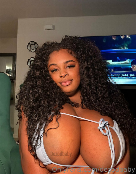 Foto di nudo di fuga di OnlyFans di Dezodbaby