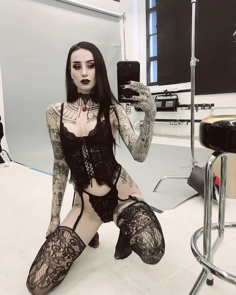 Foto di nudo di fuga di OnlyFans di Emma Vauxdevil