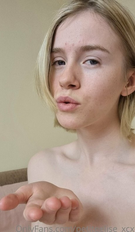 Foto di nudo di fuga di OnlyFans di Petiteelisexcx