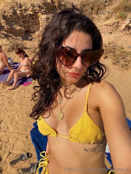 Foto di nudo di fuga di OnlyFans di Petitelunaxx