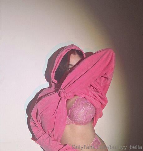 Foto di nudo di fuga di OnlyFans di Bustyy Bella