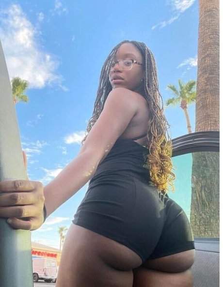 Foto di nudo di fuga di OnlyFans di Zatianam