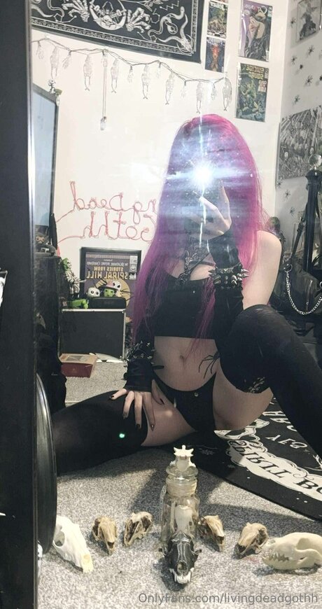 Foto di nudo di fuga di OnlyFans di Livingdeadgothh