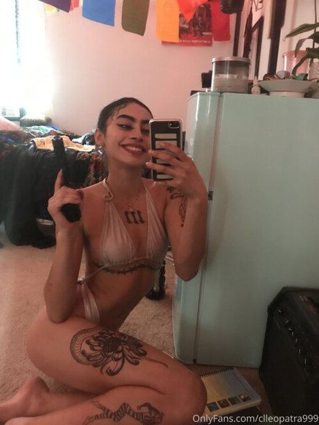 Foto di nudo di fuga di OnlyFans di Abdulina