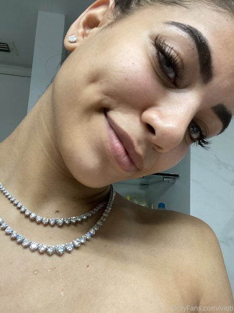 Foto di nudo di fuga di OnlyFans di Daniella Vioti