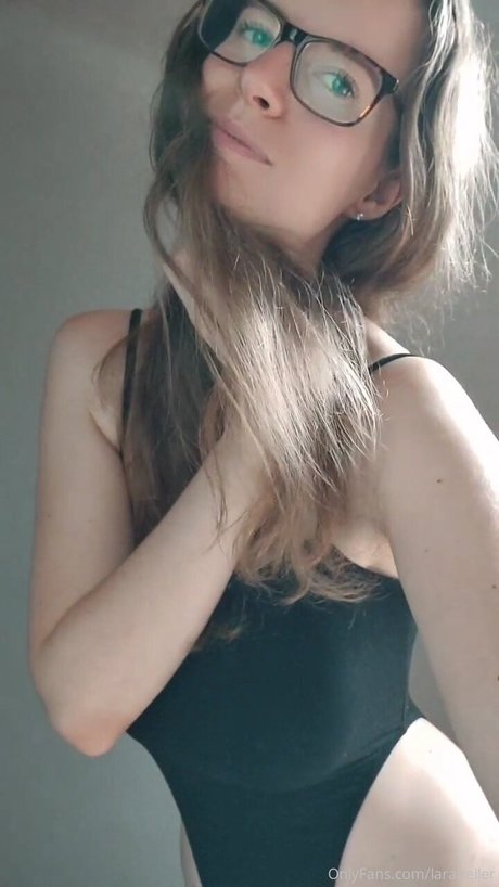 Foto di nudo di fuga di OnlyFans di Laraheller