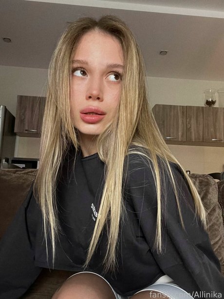 Foto di nudo di fuga di OnlyFans di Allinika