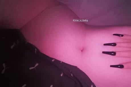 Foto di nudo di fuga di OnlyFans di Kittie Is Baby