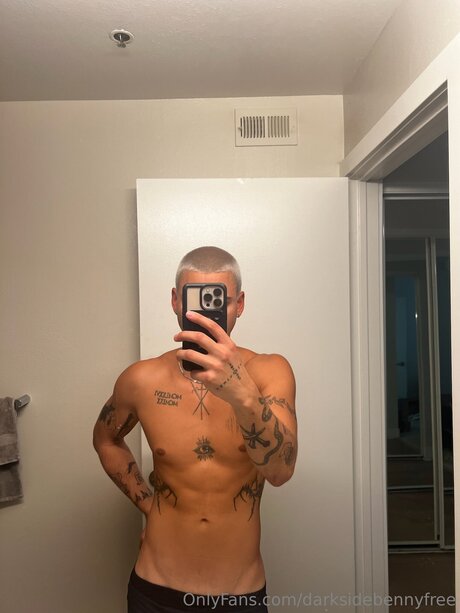 Foto di nudo di fuga di OnlyFans di Darksidebennyfree