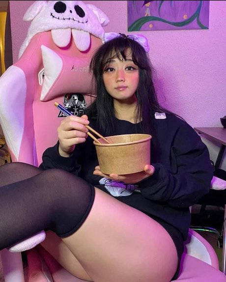Mooncak Eva