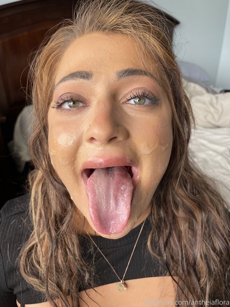 Foto di nudo di fuga di OnlyFans di Antheia Flora
