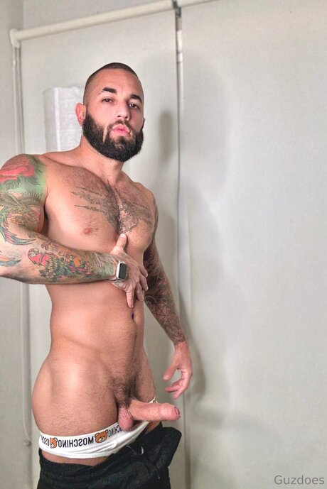 Foto di nudo di fuga di OnlyFans di Guzdoes