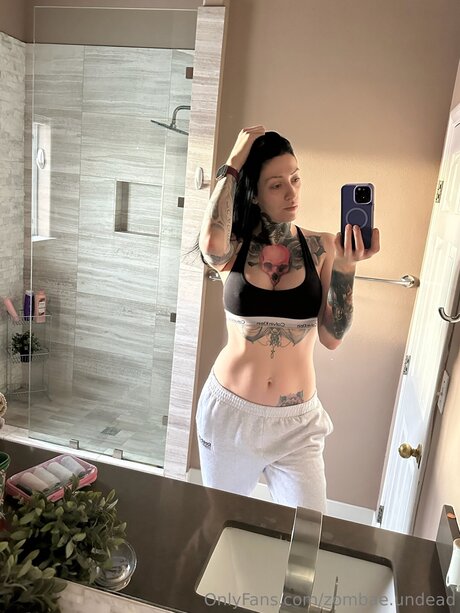 Foto di nudo di fuga di OnlyFans di Zombae Undead