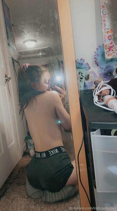 Foto di nudo di fuga di OnlyFans di Indicaorsativa