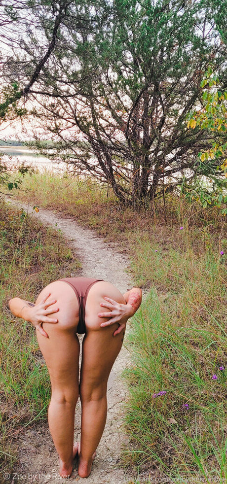 Foto di nudo di fuga di OnlyFans di Zoebytheriverfree