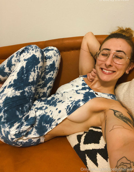 Foto di nudo di fuga di OnlyFans di Zoebytheriverfree