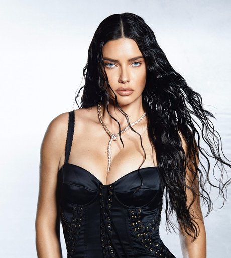 Foto di nudo di fuga di OnlyFans di Adriana Lima