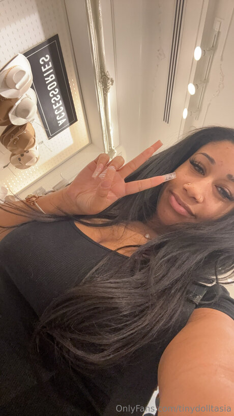 Foto di nudo di fuga di OnlyFans di Tinydolltasia