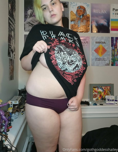 Foto di nudo di fuga di OnlyFans di Gothgoddesshailey