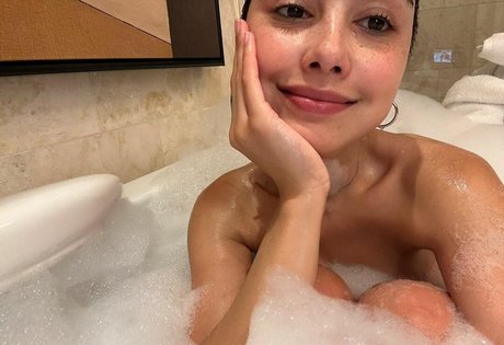 Foto di nudo di fuga di OnlyFans di Alexa Mansour