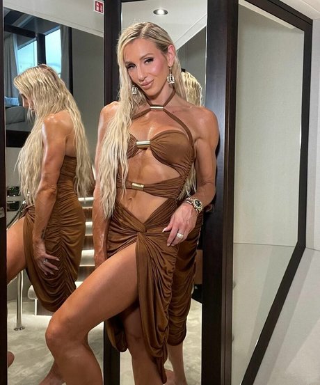 Foto di nudo di fuga di OnlyFans di Charlotte Flair